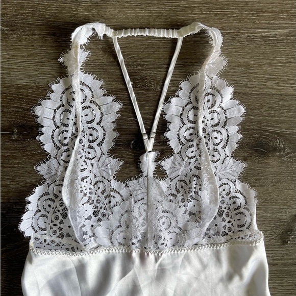 Elegant White Lace Nightgown - Picture 4 of 4